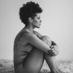 Frau auf Teppich sitzend