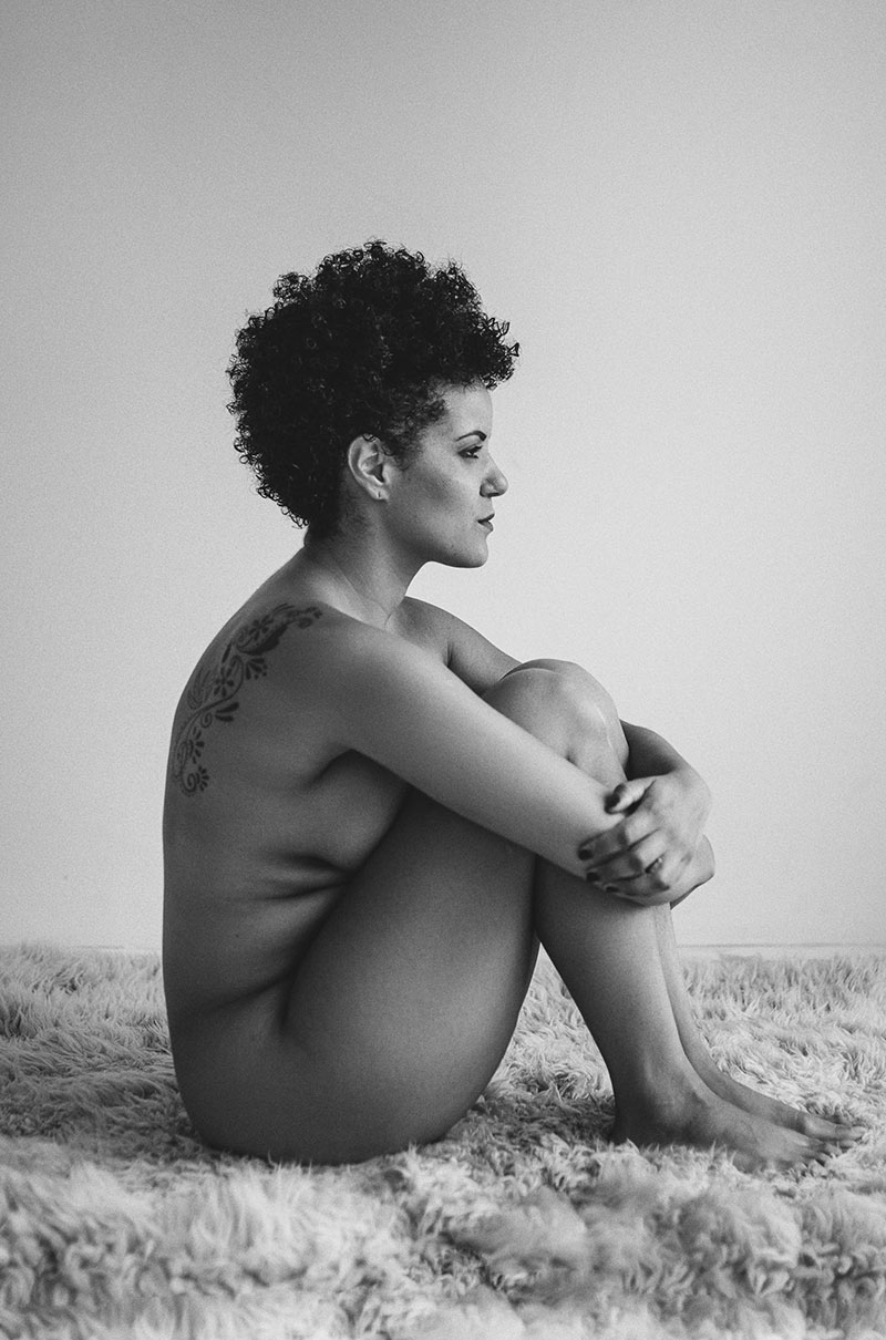 Frau auf Teppich sitzend